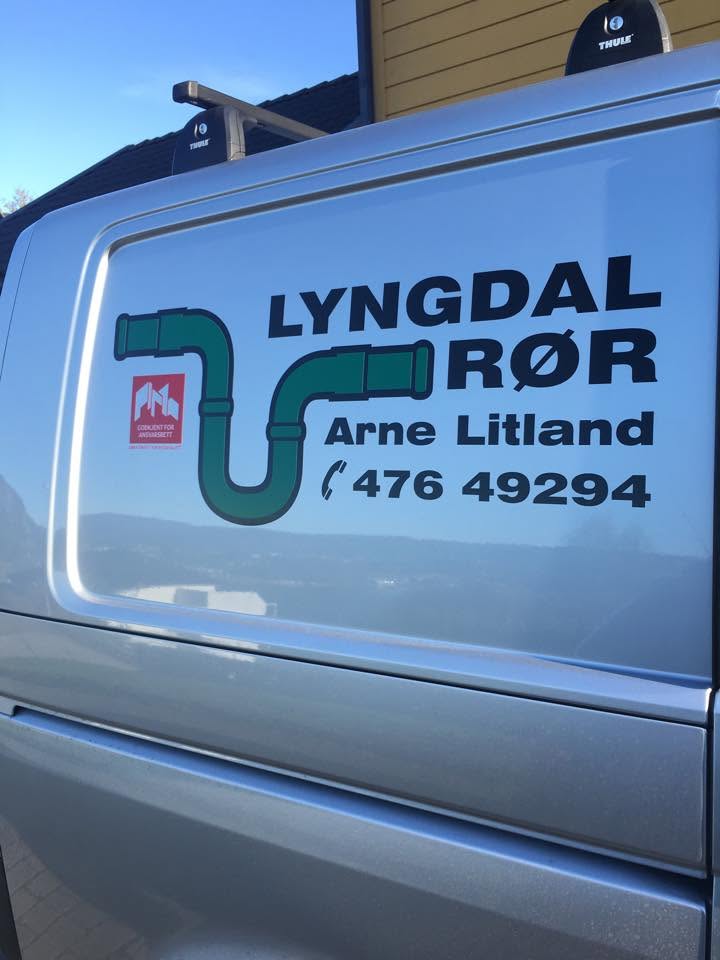 Lyngdal Rør-bilen med logo og telefonnummer